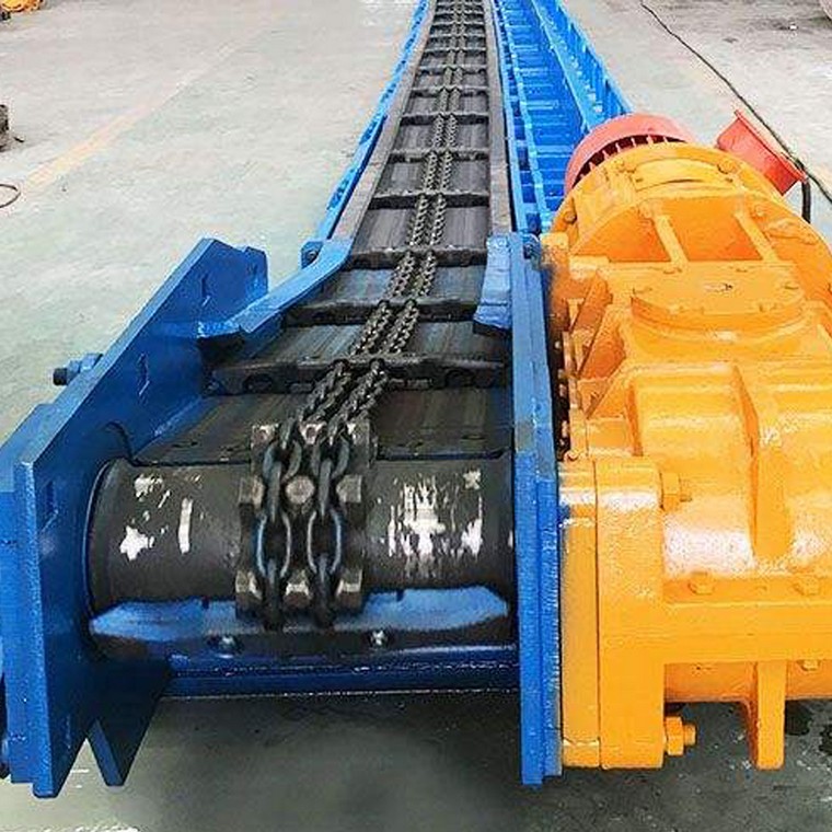 What are the requirements of the chain scraper conveyor for conveying materials?