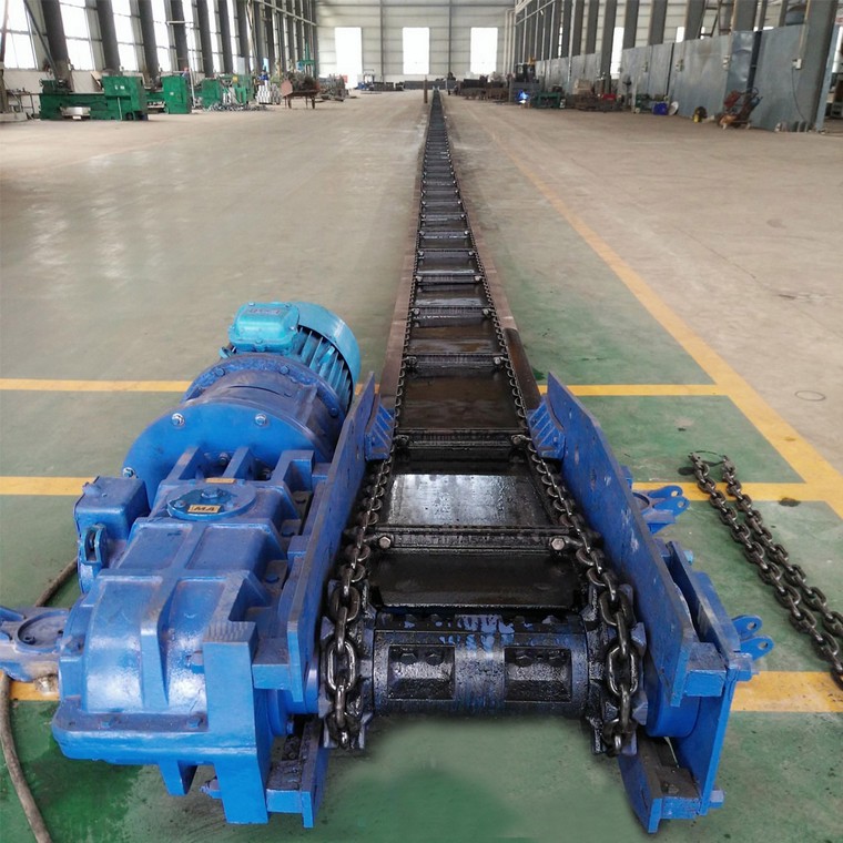 What are the conventional arrangements of chain in chain scraper conveyor?