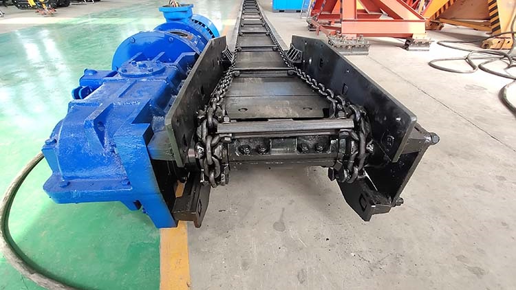 Chain scraper conveyor tightens and pinches the chain