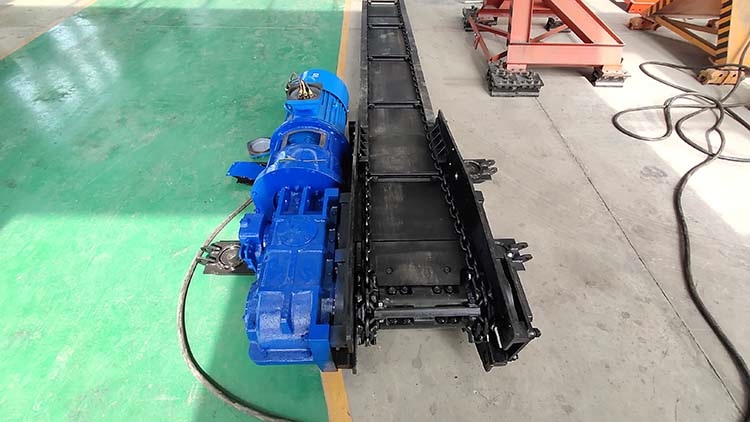 Chain scraper conveyor tightens and pinches the chain